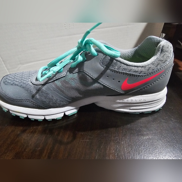 NIKE WOMENS AIR RELENTLESS 4 GRAY RUNNING SHOES SIZE 7.5 in Like New - Picture 2 of 5
